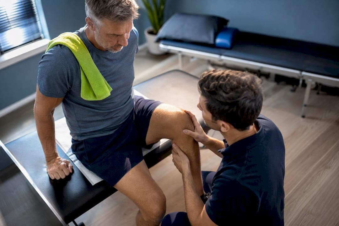 6 Knee Pain Warning Signs and a Rehab Plan for Recreational Players